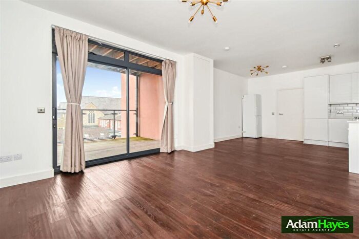 3 Bedroom Apartment To Rent In Ballards Lane, North Finchley, N12