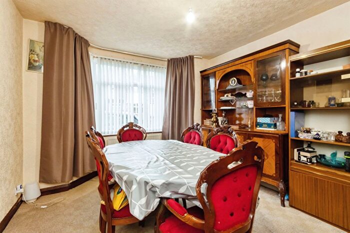 3 Bedroom Detached House For Sale In Newlyn Drive, Nottingham, NG8