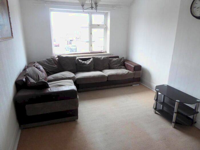 1 Bedroom Flat To Rent In Kingston Road, Staines, TW18