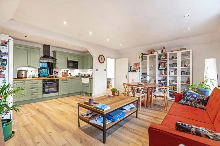 2 Bedroom Flat For Sale In Mitcham Lane, Streatham, SW16