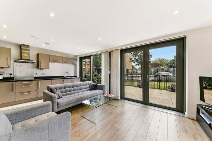 2 Bedroom Flat To Rent In Bootmakers Court, Ben Jonson Road, Limehouse, London, E1