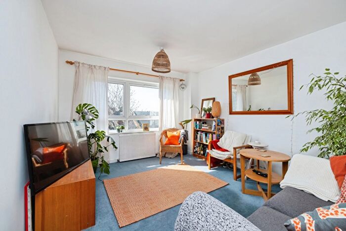 2 Bedroom Flat For Sale In Turenne Close, Wandsworth, London, SW18