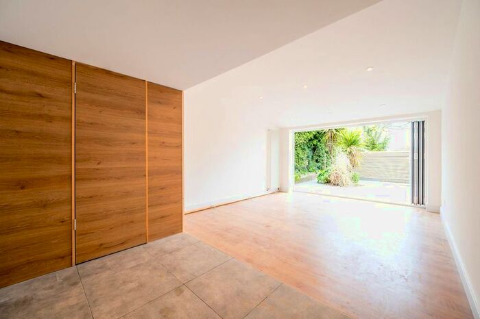 2 Bedroom Maisonette To Rent In Pewley Way, Guildford, GU1