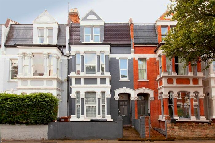 3 Bedroom Flat To Rent In Carysfort Road, Stoke Newington, N16
