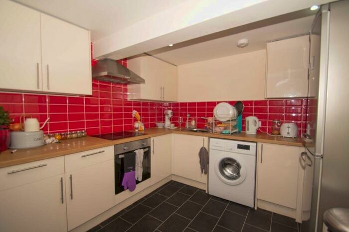2 Bedroom Flat To Rent In Otley Road, Headingley, Leeds, LS16
