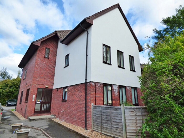 Flat To Rent In Leatherhead, KT22