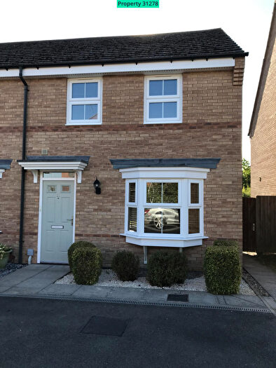 3 Bedroom Semi-Detached House To Rent In Sunningdale Drive, Rushden, Northamptonshire, NN10
