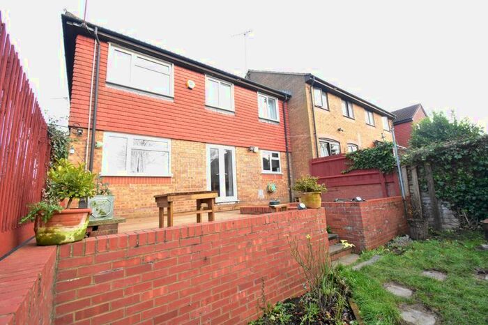 3 Bedroom End Of Terrace House To Rent In Pomeroy Grove, Luton, LU2