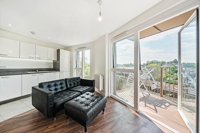 1 Bedroom Apartment To Rent In Adenmore Road, Greater London, SE6