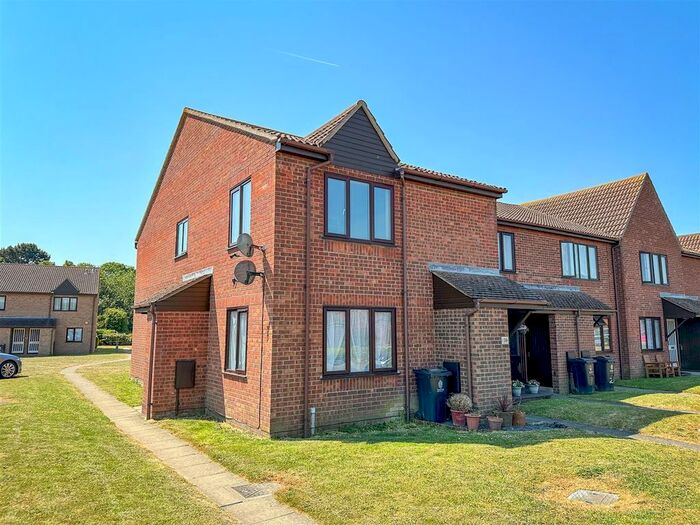 2 Bedroom Maisonette To Rent In Parklands Court, Saxmundham Way, Clacton-On-Sea, CO16