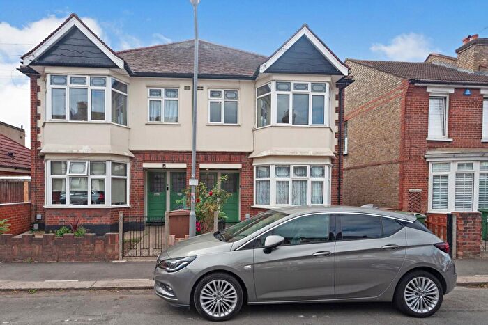 3 Bedroom Flat To Rent In Westward Road, London, E4