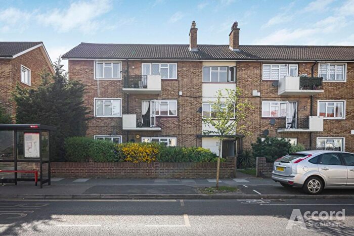 2 Bedroom Flat For Sale In White Hart Lane, Romford, RM7