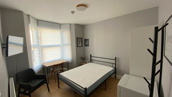 Flat To Rent In Westminster Road, London, N9
