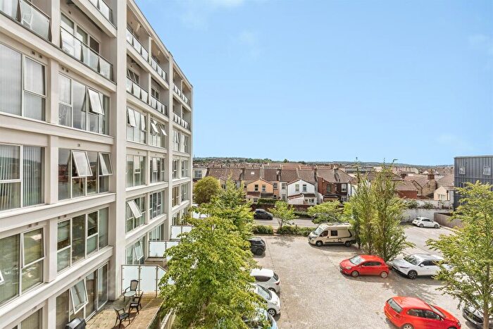 2 Bedroom Flat For Sale In Skypark Road, Bristol, BS3