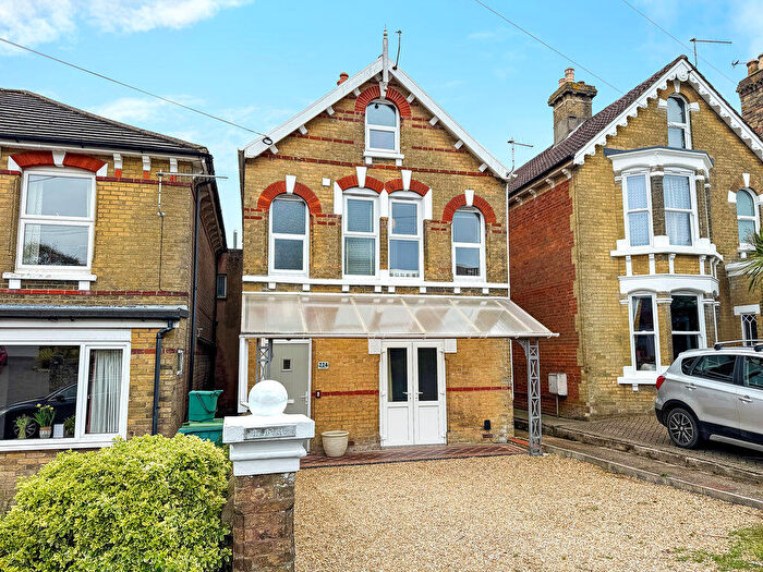 3 Bedroom Detached Villa For Sale In Park Road, Cowes, PO31
