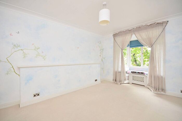 3 Bedroom Flat To Rent In Addison Road, Holland Park, London, W14