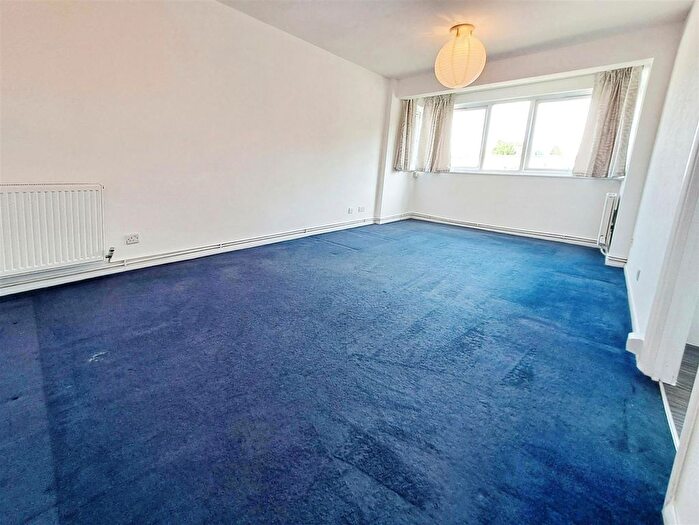 2 Bedroom Flat To Rent In Alexandra Grove, London, N12