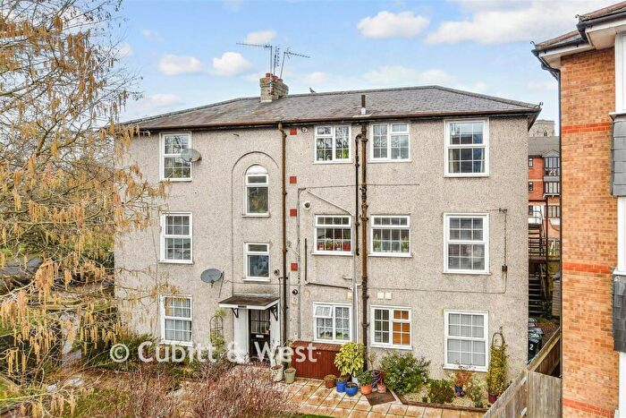 2 Bedroom Flat For Sale In Oakhill Road, Sutton, Surrey, SM1