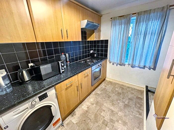 Flat To Rent In Blackthorn Road, Southampton, Hampshire, SO19