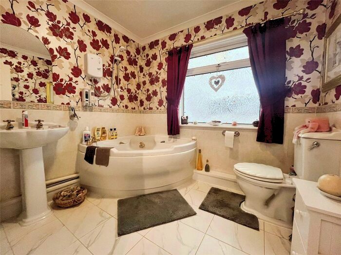 4 Bedroom Bungalow For Sale In Greenview Crescent, Hildenborough, Tonbridge, Kent, TN11