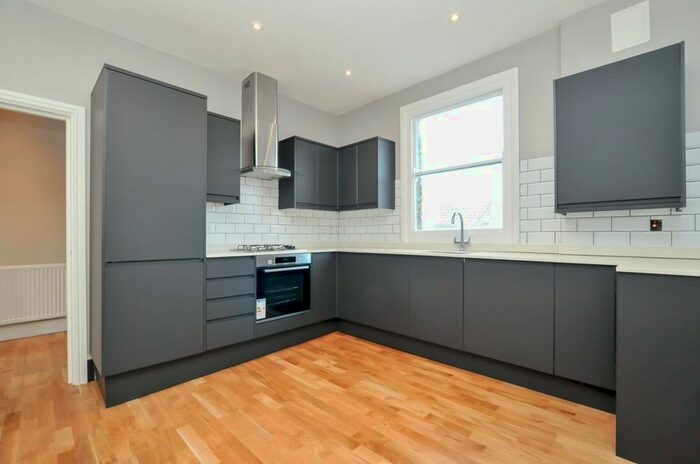2 Bedroom Maisonette To Rent In Moundfield Road, London, N16
