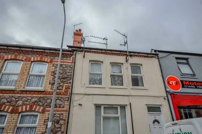 2 Bedroom Flat To Rent In Main Street, Barry, CF63