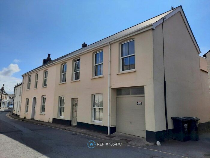 2 Bedroom Flat To Rent In East Street, Braunton, EX33