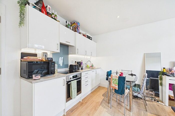 1 Bedroom Flat To Rent In Hanover House, Kings Road, Reading, Berkshire, RG1