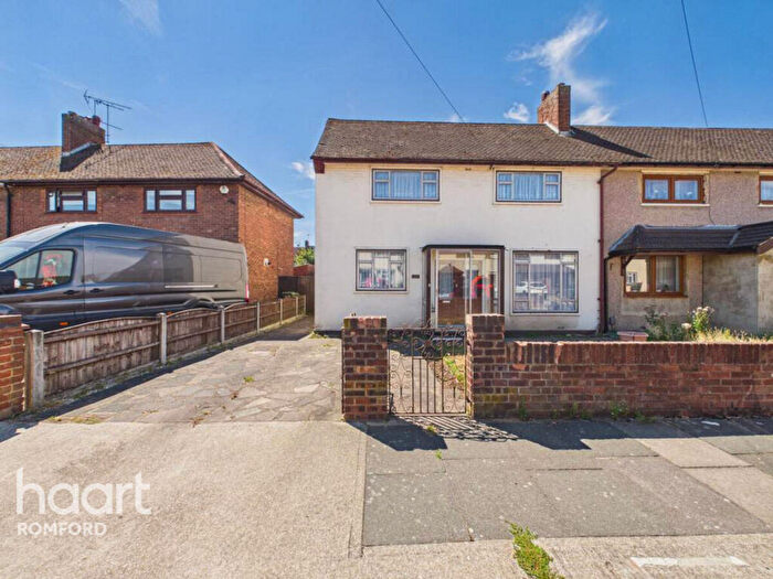 3 Bedroom End Of Terrace House For Sale In Lynton Avenue, Romford, RM7