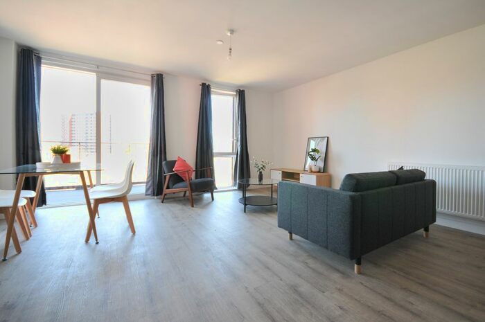 3 Bedroom Flat To Rent In Lockside Lane, Salford, M5