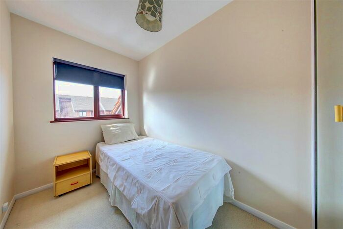 2 Bedroom Flat To Rent In Cross Road, London, SW19