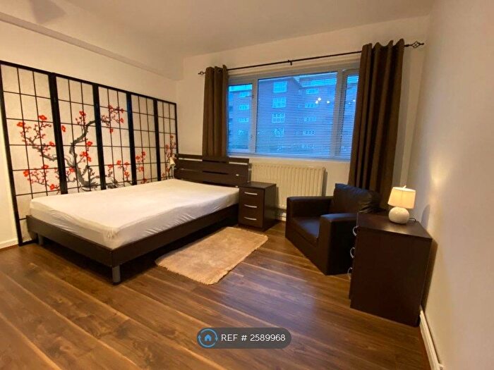 3 Bedroom Flat To Rent In Hayward Court, London, SW4