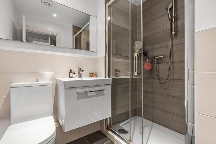 2 Bedroom Flat For Sale In Garratt Lane, London, SW17