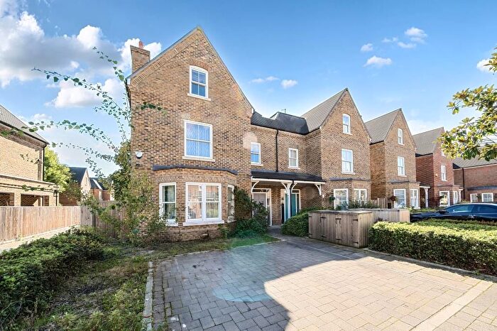 5 Bedroom Semi-detached House For Sale In Barrons Chase, Richmond, TW10