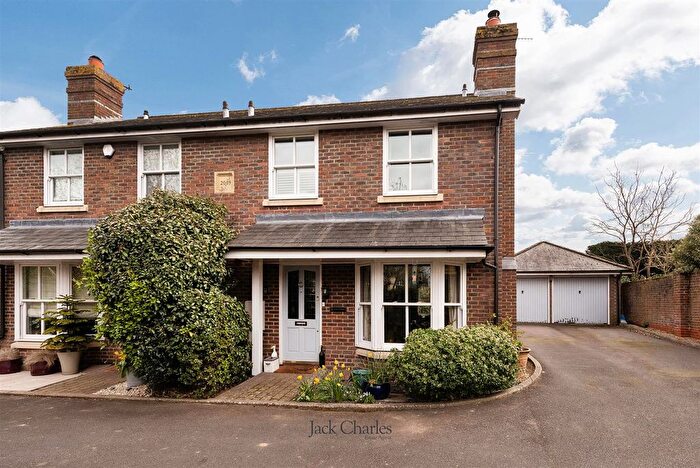 3 Bedroom Semi-Detached House For Sale In Albion Close, Hadlow, Tonbridge, TN11