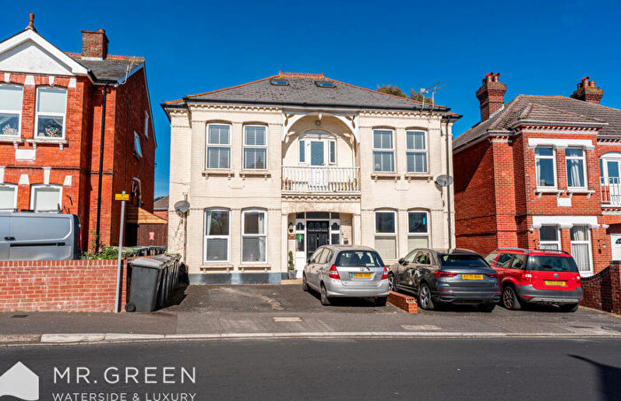 2 Bedroom Apartment For Sale In Beresford Road, Bournemouth, BH6