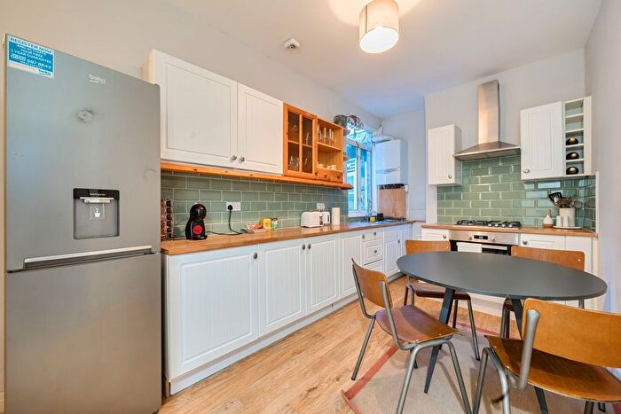 2 Bedroom Flat For Sale In Glengall Road, Queens Park, London, NW6