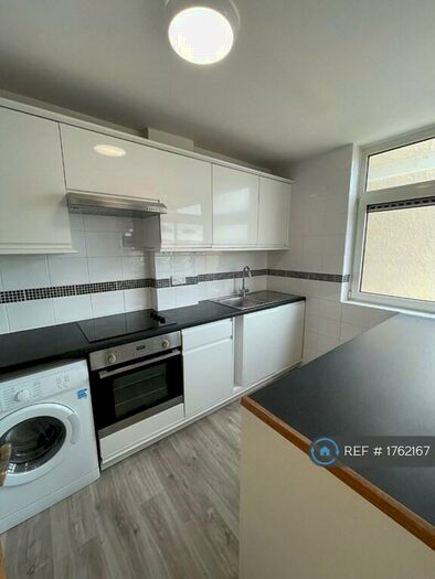 2 Bedroom Flat To Rent In Gardens Court, Poole, BH15