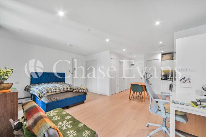 Flat To Rent In Schooner Road, Docklands, London, E16