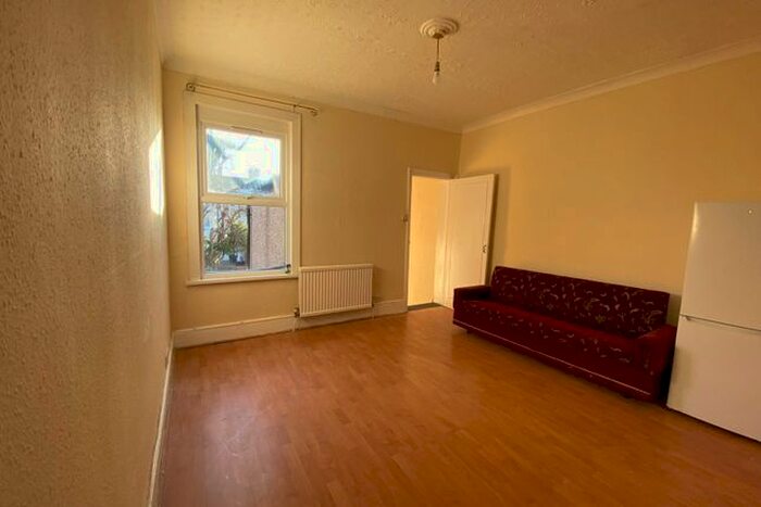2 Bedroom Flat To Rent In Endsleigh Gardens, Ilford, IG1