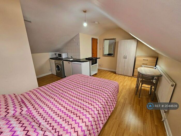 Studio To Rent In Rosebery Avenue, London, N17