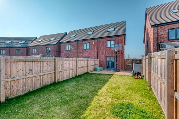 3 Bedroom End Of Terrace House For Sale In Handford Crescent, Shirley, B90