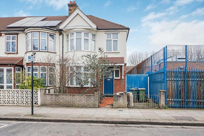 3 Bedroom End Of Terrace House For Sale In Dersingham Avenue, Manor Park, E12