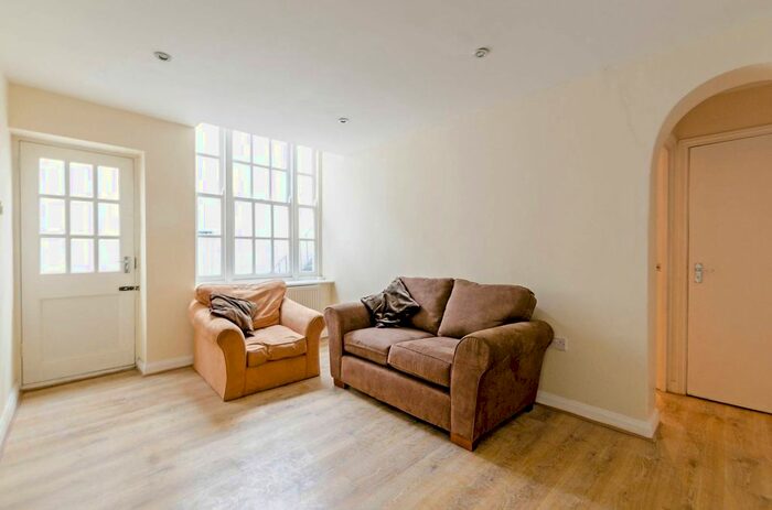 2 Bedroom Flat To Rent In Kings Cross Road, King's Cross, London, WC1X