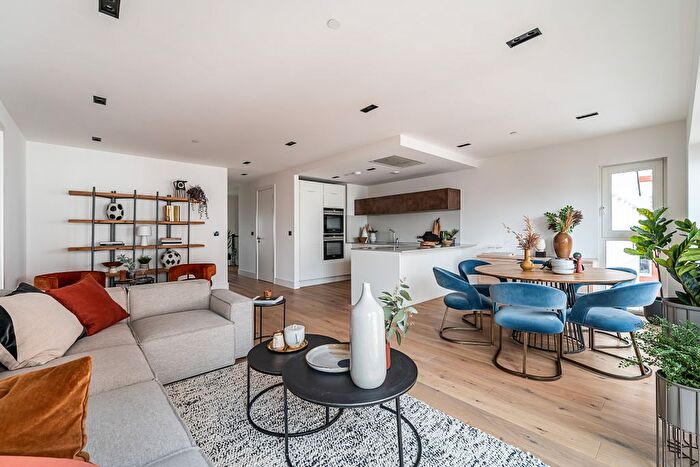 3 Bedroom Flat For Sale In Keybridge, Exchange Gardens, London, SW8