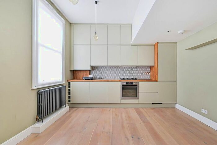 2 Bedroom Maisonette To Rent In Graham Road, Hackney, London, E8