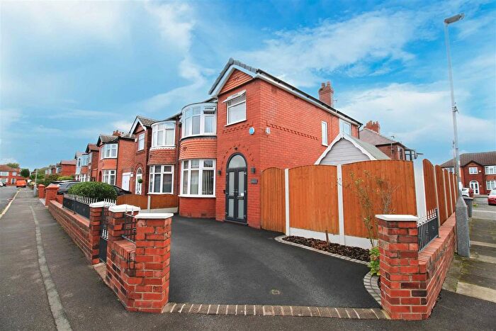 3 Bedroom Semi-Detached House For Sale In Cambridge Drive, Denton, Manchester, M34