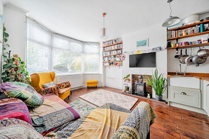 2 Bedroom Flat For Sale In Park Avenue, Mitcham, Surrey, CR4