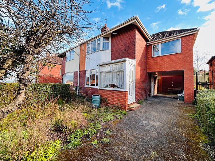 3 Bedroom Semi Detached House For Sale In Church Avenue, Gildersome, Leeds, LS27