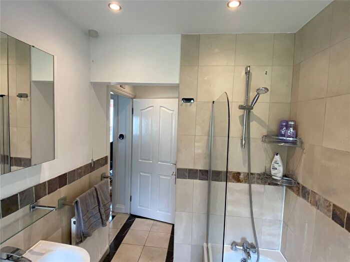 3 Bedroom Flat To Rent In Queens Road, Weybridge, Surrey, KT13